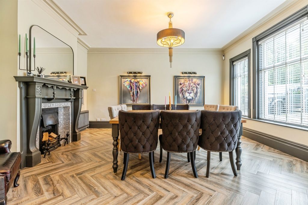 6 bed detached house for saleCarleton Road, Pontefract WF8 photo 3