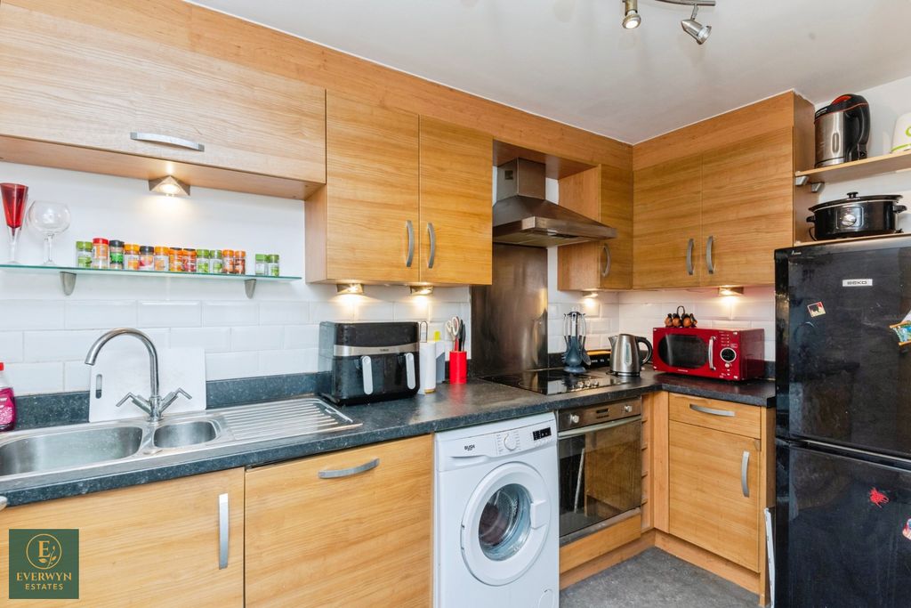 2 bed flat for saleSchool Lane, Mistley CO11 photo 3
