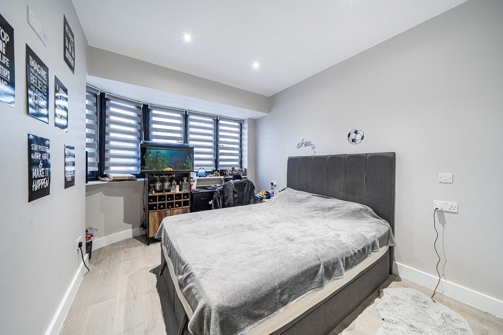 Additional image 7 of 6 bed semi-detached house for saleBriar Crescent, Northolt UB5
