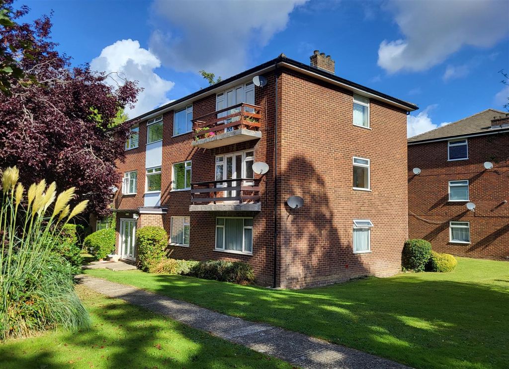 2 bed flat for saleCoverdale Court, London Road, East Grinstead RH19
