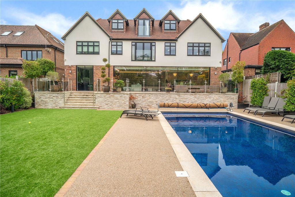 5 bed detached house for saleDetached House Close To Station, Loughton, Essex IG10