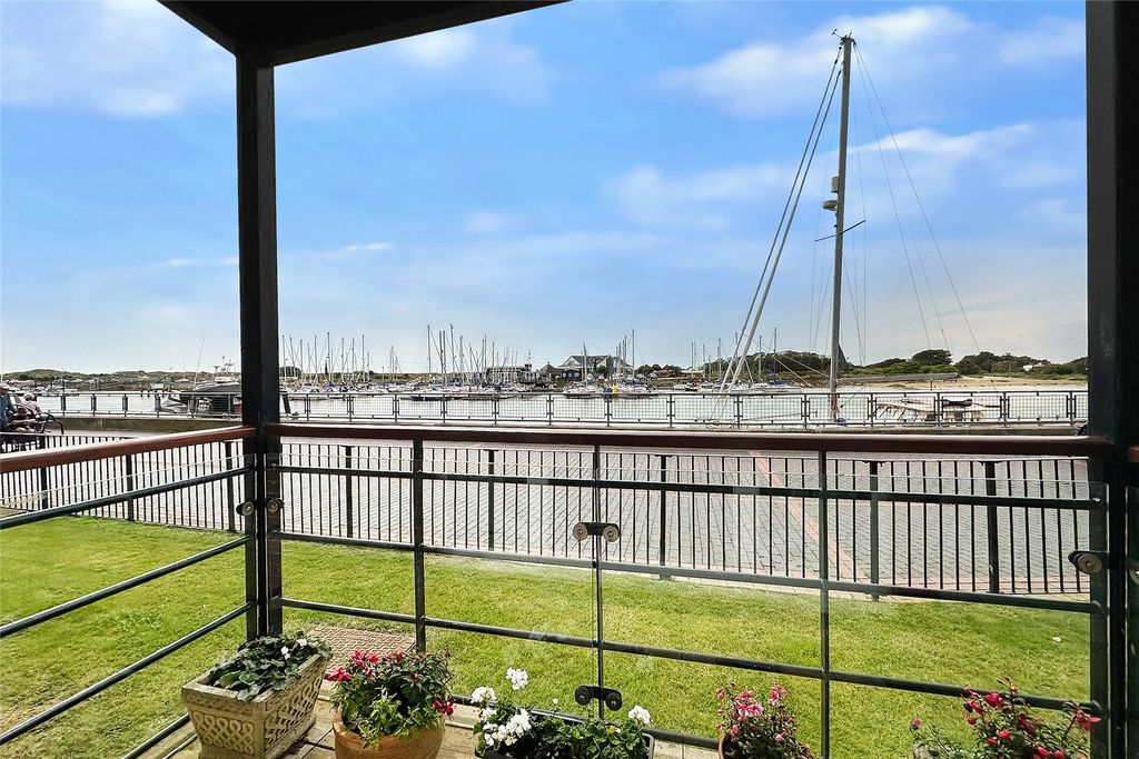 2 bed flat for salePier Road, Littlehampton, West Sussex BN17 photo 5