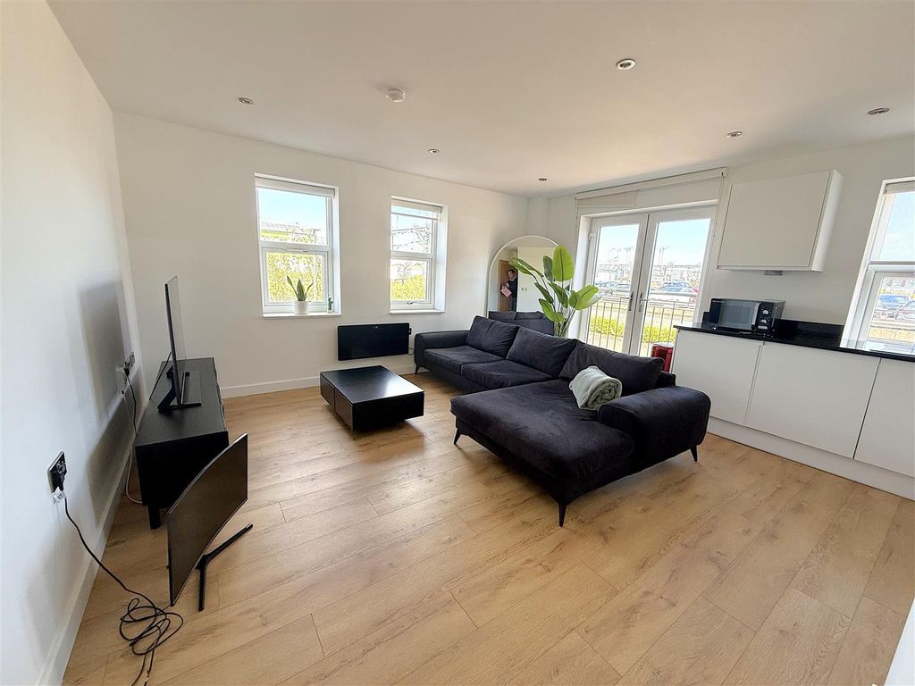 2 bed flat for saleCrescent House, Woodside Park, Rugby CV21 photo 2