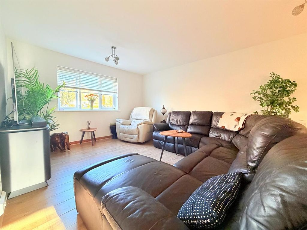 2 bed flat for saleKendal, Purfleet-On-Thames RM19 photo 4