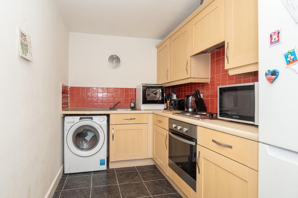 2 bed flat for salePavilion Close, Stanningley, Pudsey LS28 photo 3