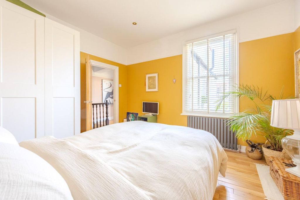 Additional image 15 of 3 bed flat for saleCarlton Drive, Leigh-On-Sea SS9