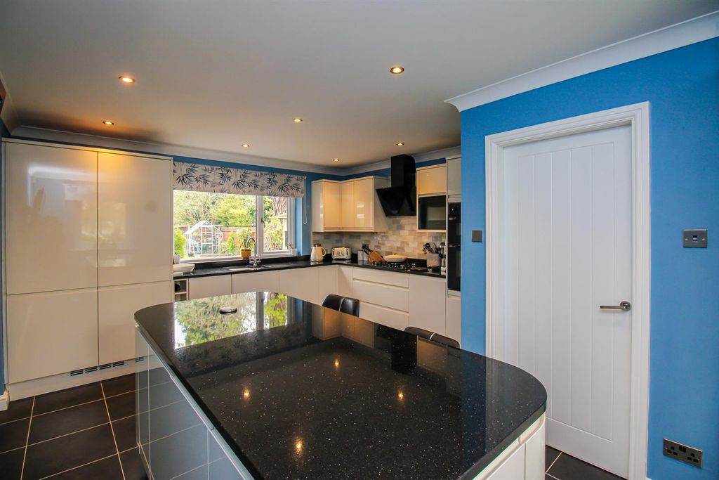 4 bed detached house for saleCarleton Road, Pontefract WF8 photo 3