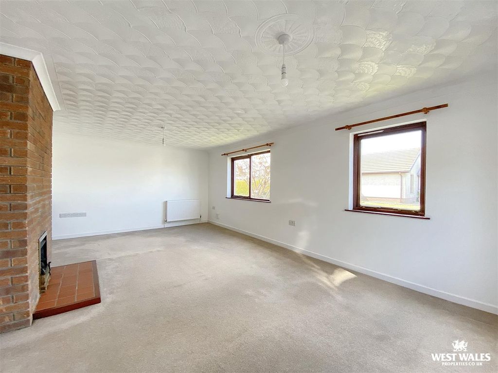 3 bed detached bungalow for saleCenarth Close, Pembroke Dock SA72 photo 3