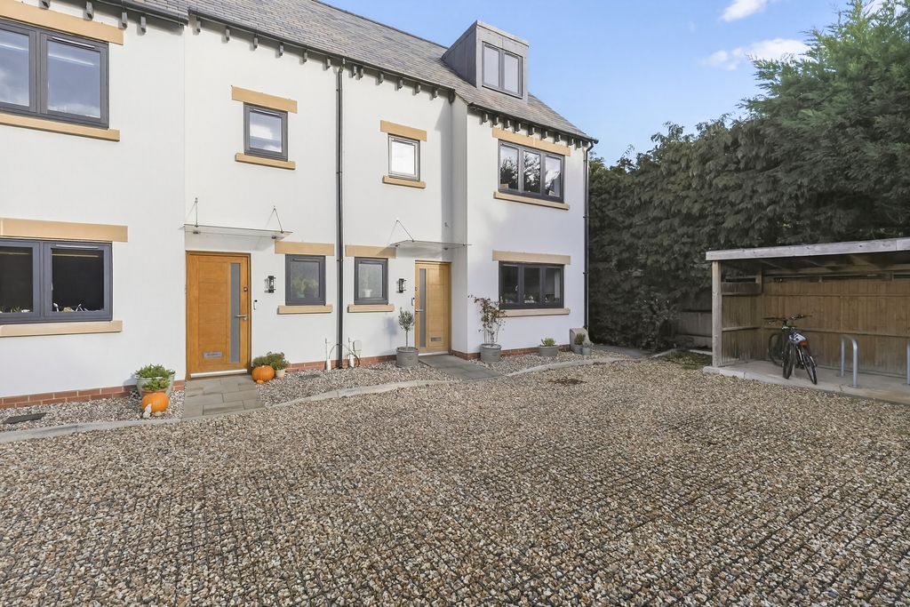 3 bed semi-detached house for saleStow Road, Moreton-In-Marsh GL56