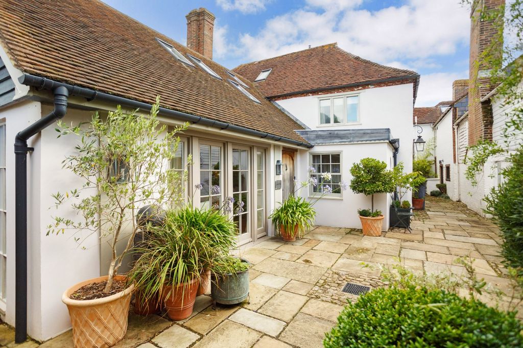 1 bed mews for saleEast Street, Petworth, West Sussex GU28