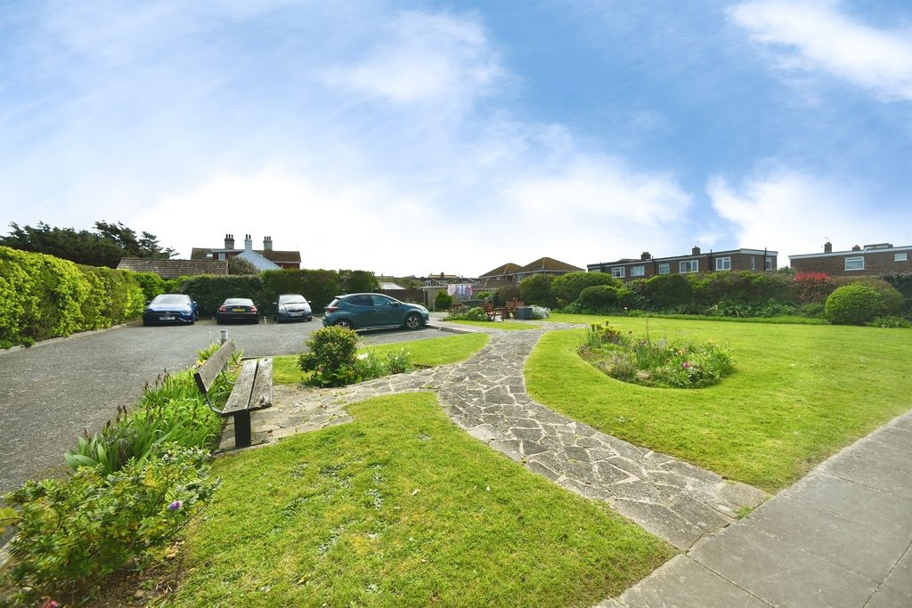 1 bed flat for saleCentral Avenue, Telscombe Cliffs, Peacehaven BN10 photo 2