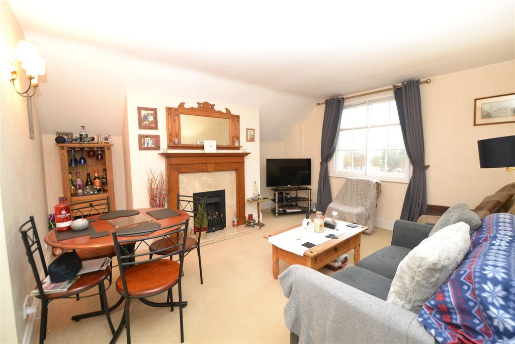 2 bed flat for saleWaterside, Upton Upon Severn, Worcester WR8 photo 2