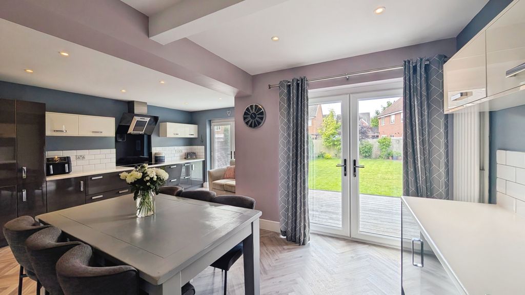 4 bed detached house for saleStation Road, Normanton WF6 photo 5