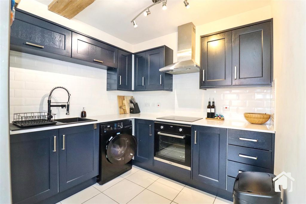 2 bed flat for saleHooks Close, Anstey, Leicester LE7 photo 3