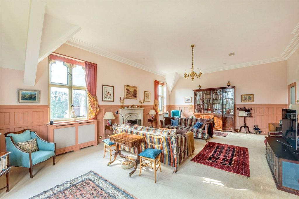 3 bed flat for saleWolfs Row, Oxted, Surrey RH8 photo 2