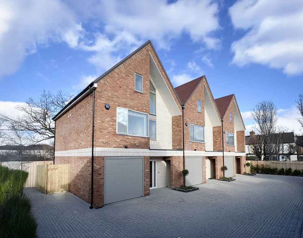 4 bed terraced house for saleWoodfield Gardens, New Malden KT3