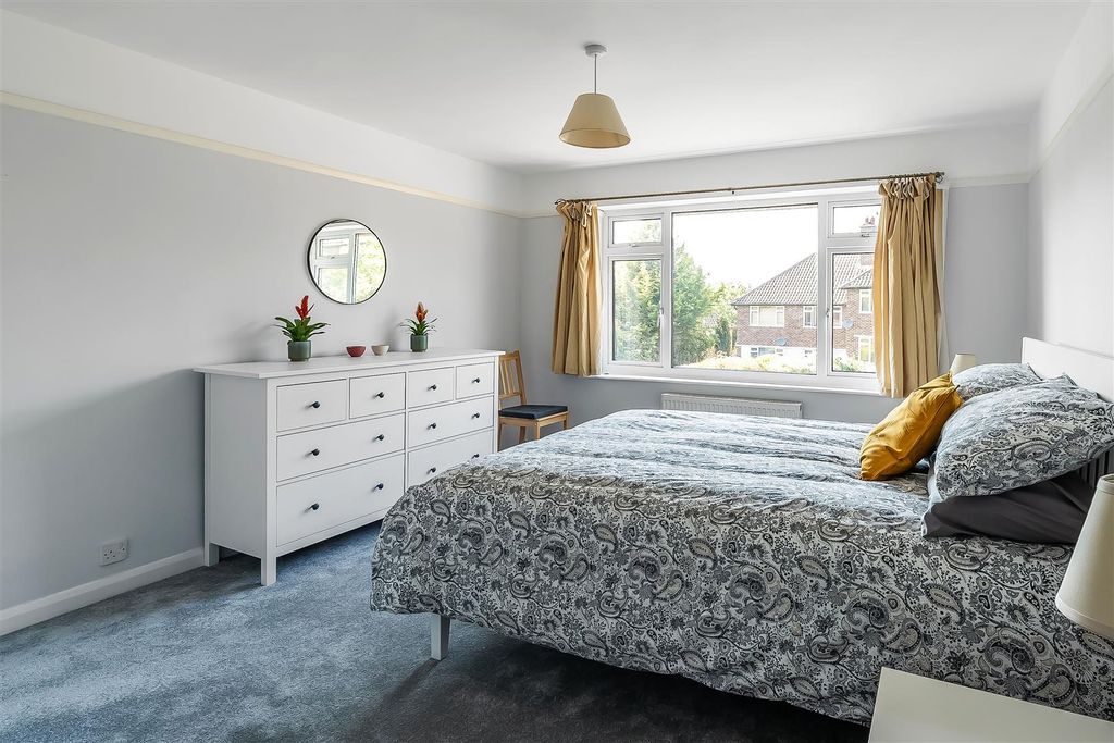 2 bed maisonette for saleMinchin Close, Leatherhead KT22 photo 5