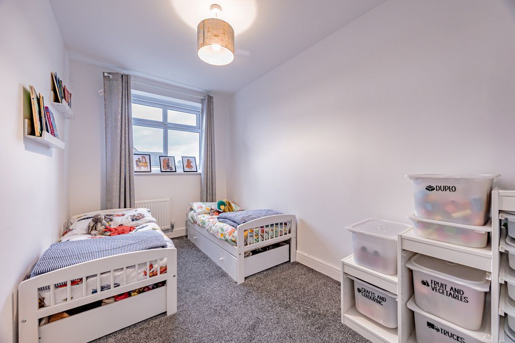 2 bed flat for saleCurzon Avenue, Northwich CW8 photo 4
