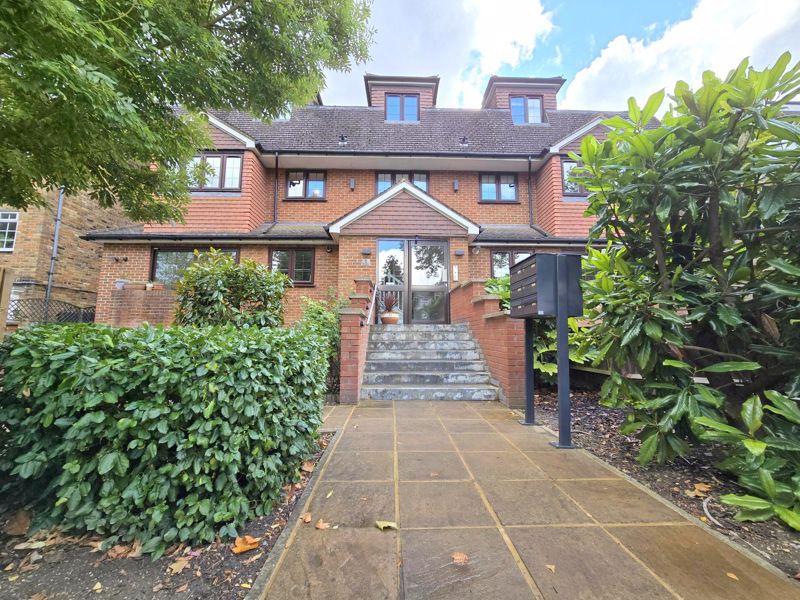 2 bed flat for sale7 The Avenue, Hatch End HA5