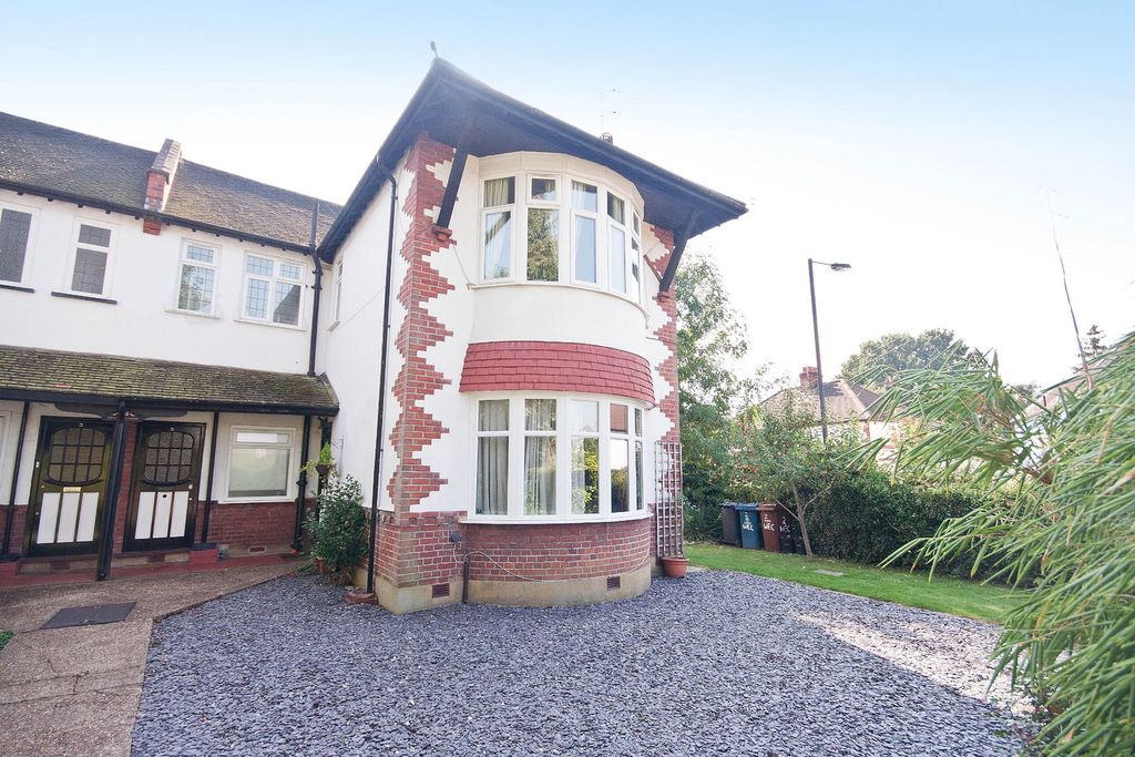 2 bed maisonette for saleWest End Avenue, Pinner, Middlesex HA5