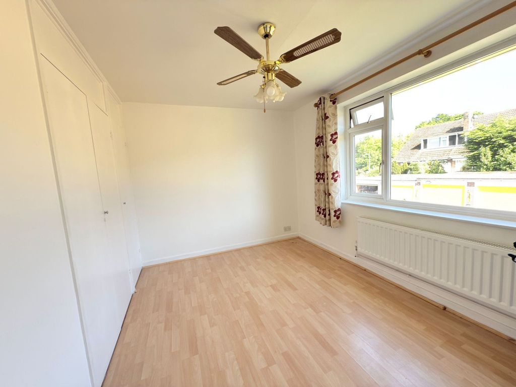 2 bed flat for saleWindfield, Leatherhead KT22 photo 5