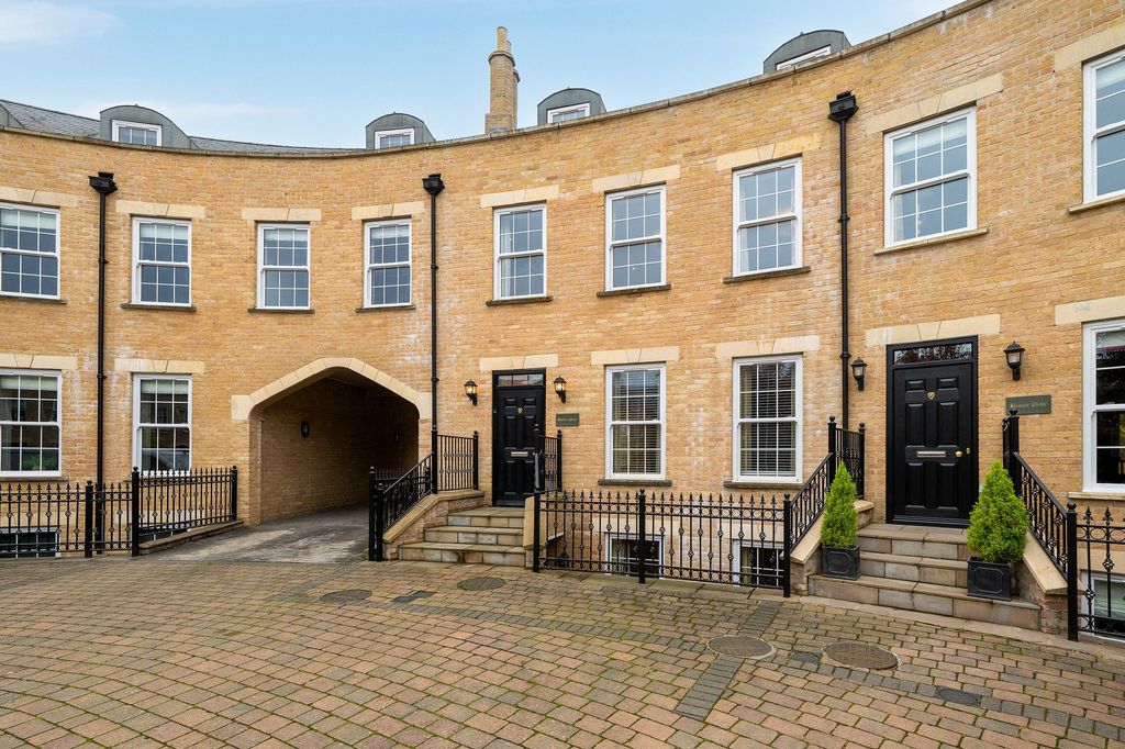 6 bed end terrace house for saleShelley Place, The Colosseum, Lincoln LN1