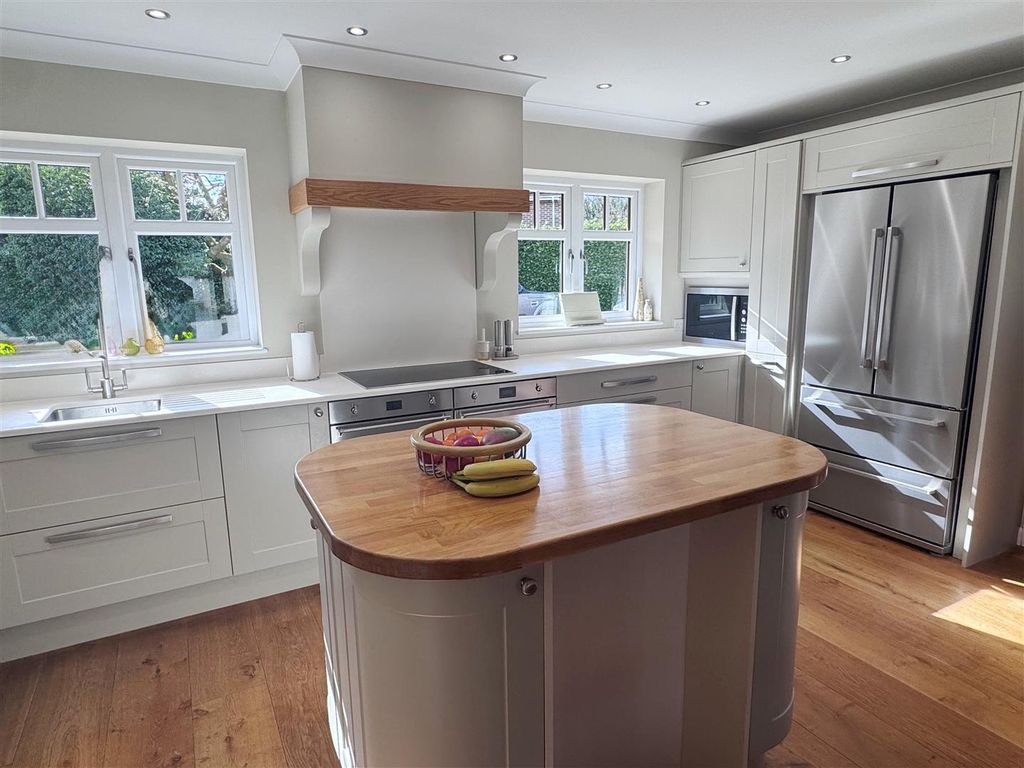5 bed detached house for saleRound End, Wash Common, South Newbury RG14 photo 4