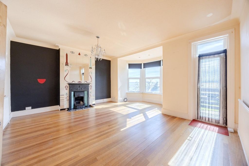 Additional image 3 of 3 bed flat for saleCliff Gardens, Leigh-On-Sea SS9
