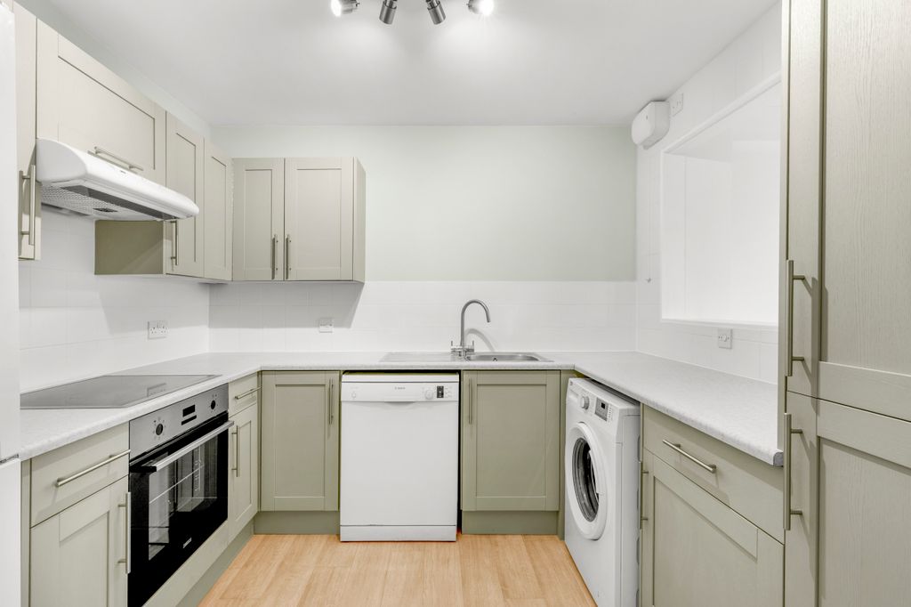 Additional image 10 of 3 bed flat for saleFlat 4, Denton Court, Bobmore Lane, Marlow, Buckinghamshire SL7