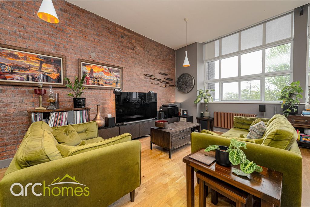 2 bed flat for saleMather Lane, Leigh WN7 photo 2