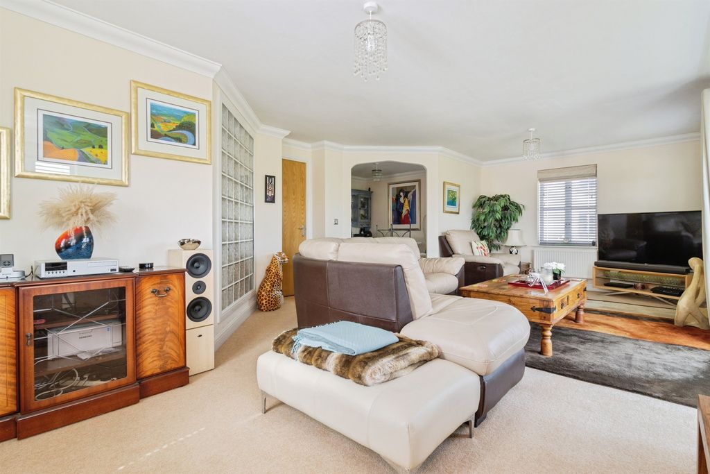2 bed flat for saleTrinity Way, Minehead TA24 photo 2