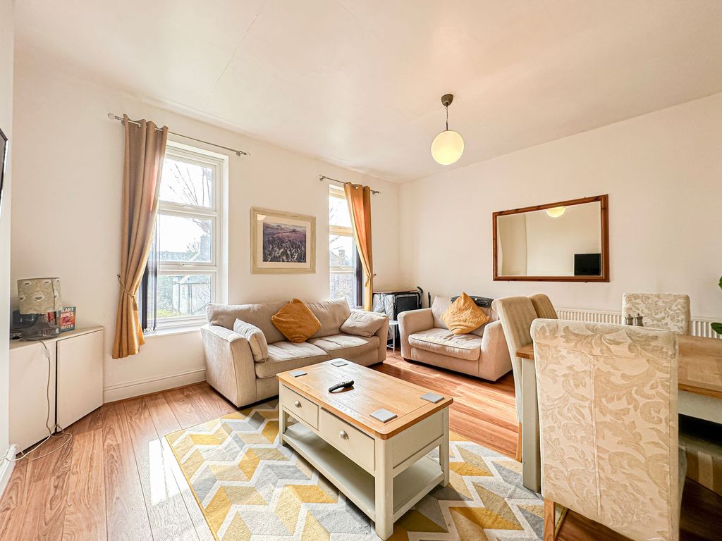 2 bed flat for saleDevonshire Place, Oaklands CH43 photo 4