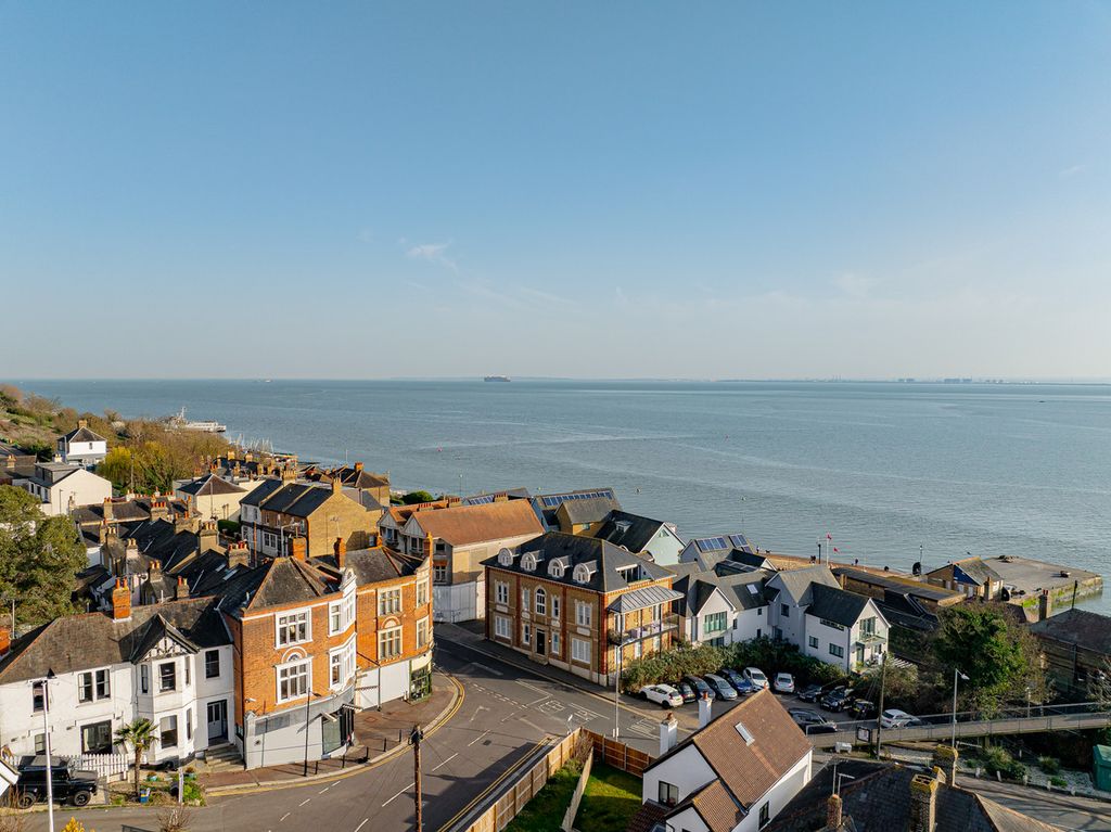 2 bed flat for saleThe Bell, Leigh-On-Sea SS9