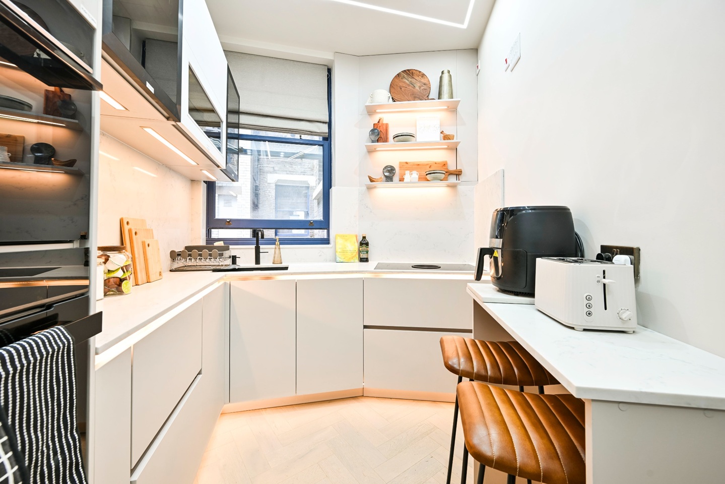 3 Bed Flat, Charing Cross Road, WC2H, N1 7GU photo 3