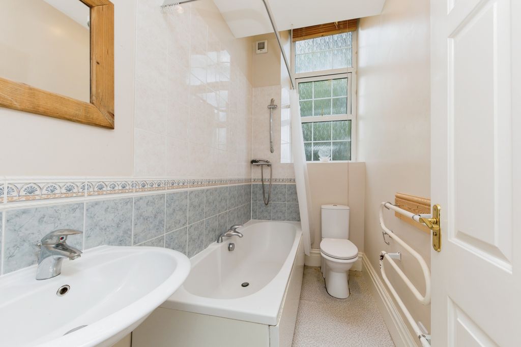 Additional image 5 of 2 bed flat for saleThe Uplands, Bishopton Drive, Macclesfield, Cheshire SK11