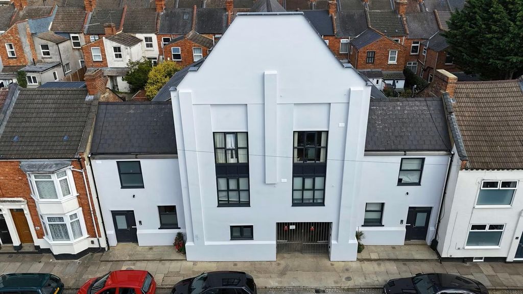 2 bed flat for saleArtizan Road, Northampton NN1