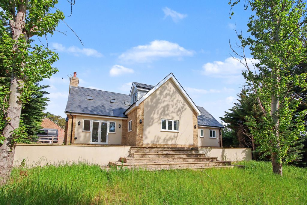 Additional image 12 of 4 bed property for saleOrchard House, 6 The Highlands, Exning, Newmarket, Suffolk CB8