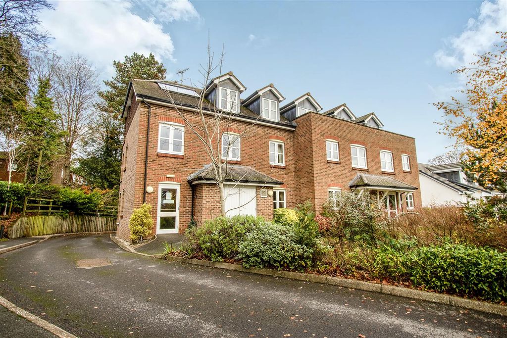 1 bed flat for saleRadford Court, Tower Road, Liphook GU30