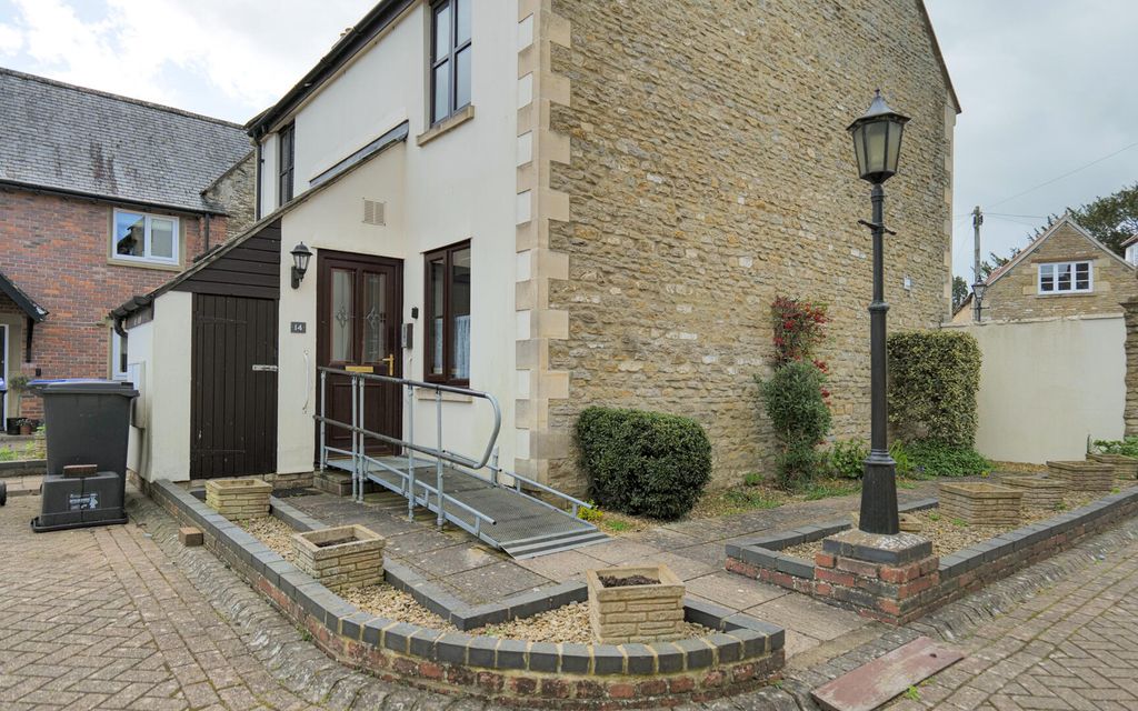 2 bed flat for saleCanons Court, Melksham SN12