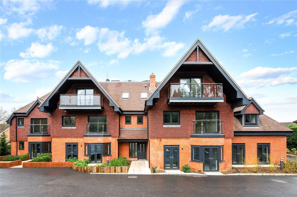 2 bed flat for saleGreen Hedges, Westerham Road, Oxted, Surrey RH8