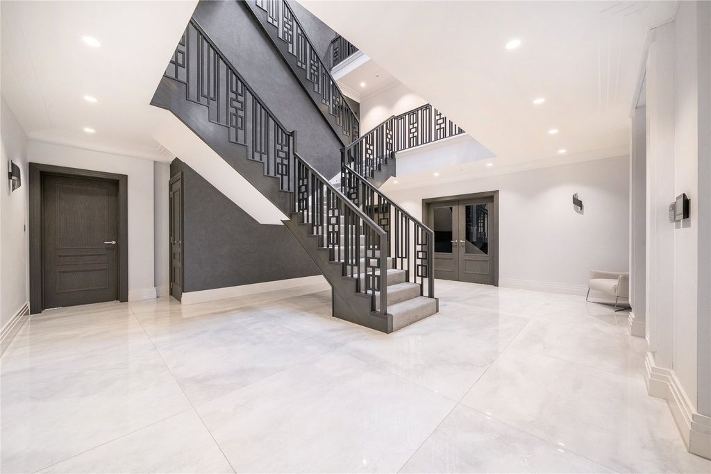 6 bed detached house for saleWorlds End Lane, Chelsfield Park BR6 photo 5