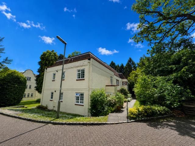 1 bed flat for saleLightwater, Surrey GU18