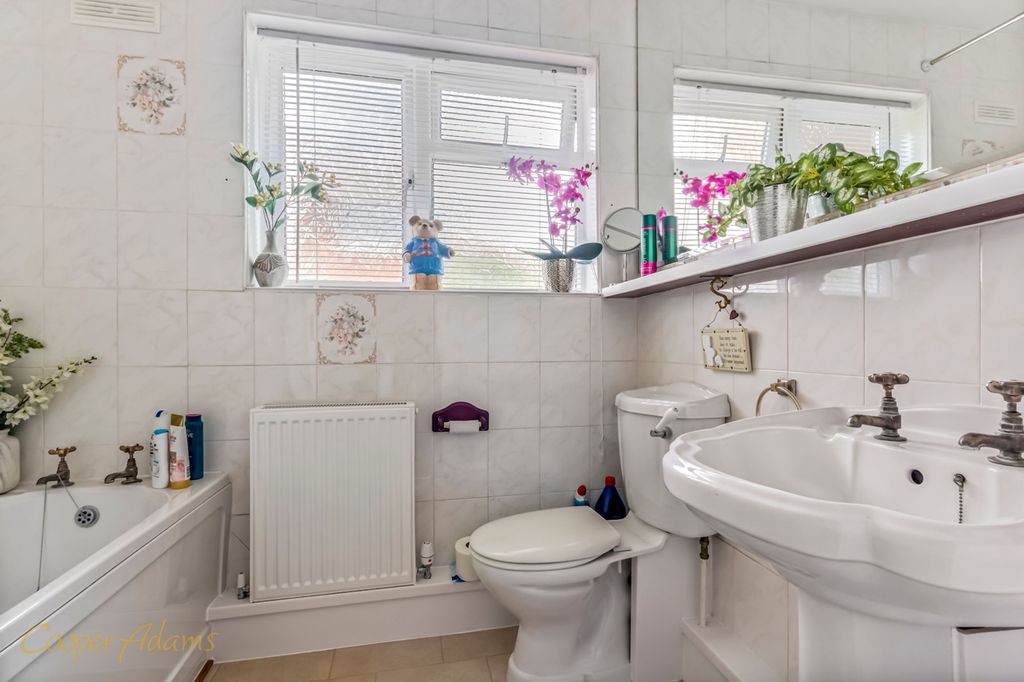 2 bed flat for saleSt. Marys Close, Littlehampton BN17 photo 2