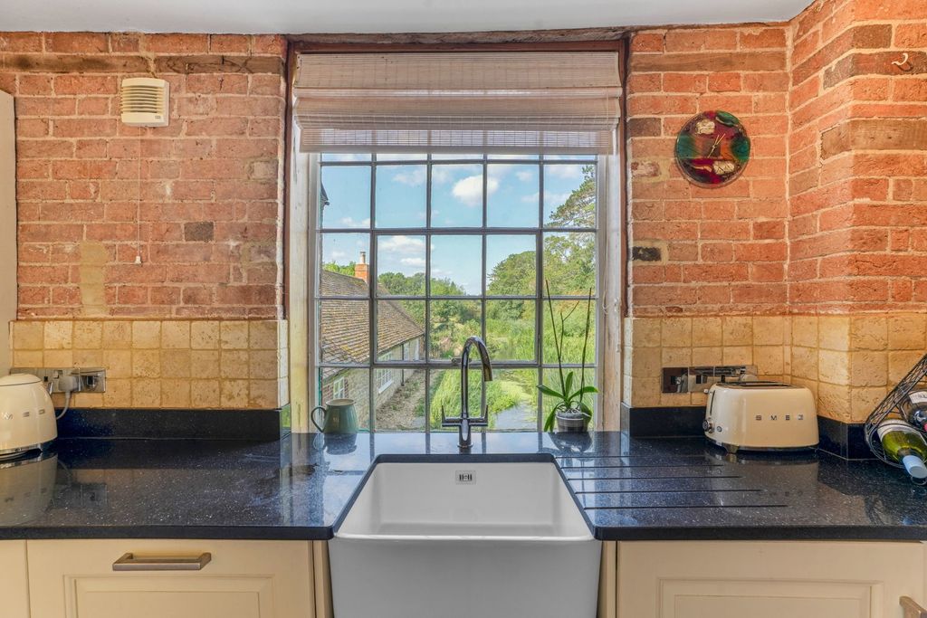 2 bed flat for saleWatermill Lane, Wolverton Mill MK12 photo 3