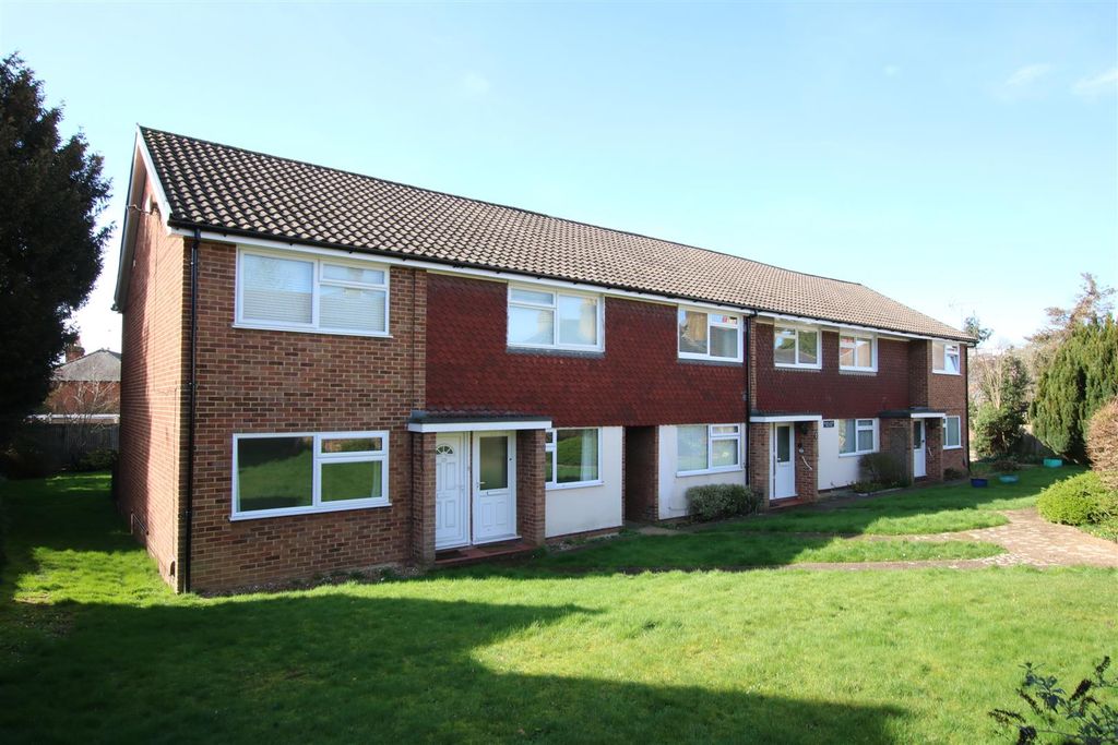 2 bed maisonette for saleRussell Court, Leatherhead KT22