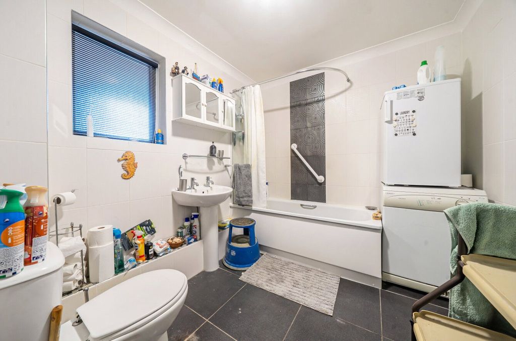 Additional image 9 of 2 bed flat for saleThurlow Grange, Newbury, Berkshire RG14