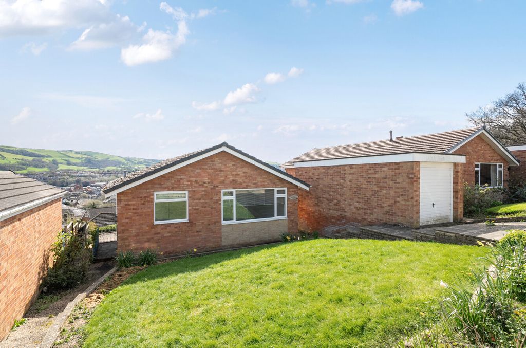 3 bed bungalow for saleBryn Close, Newtown, Powys SY16
