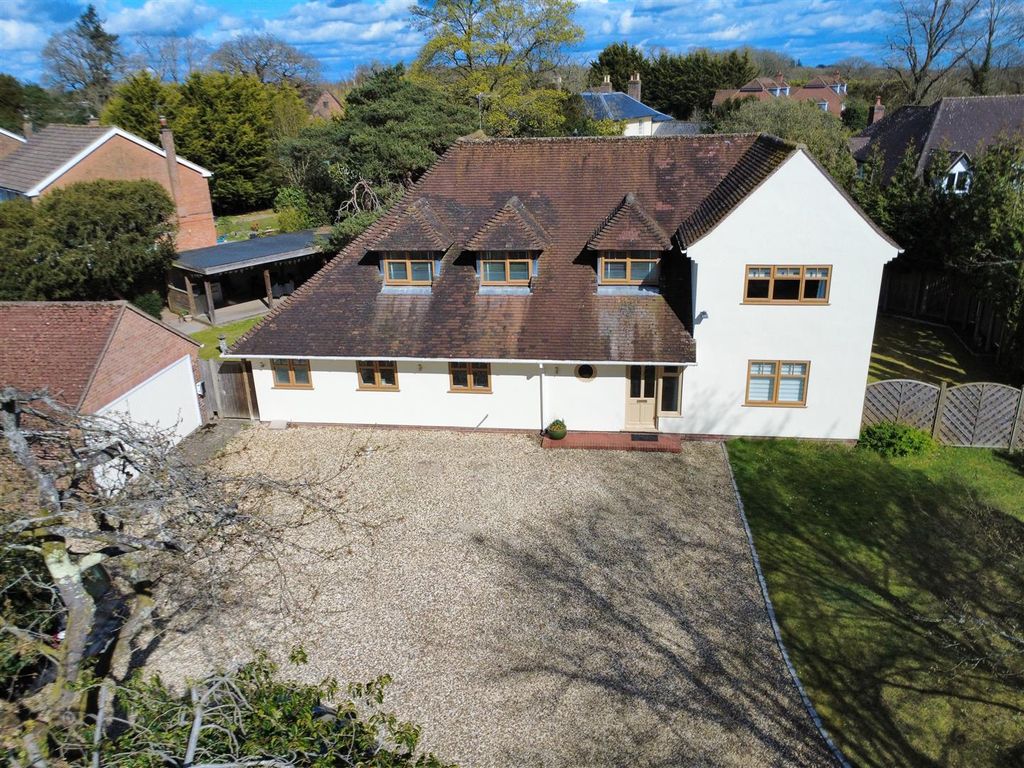 5 bed detached house for saleRound End, Wash Common, South Newbury RG14 photo 2