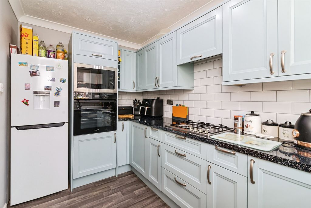 2 bed flat for saleAlexandra Road, Lowestoft NR32 photo 2