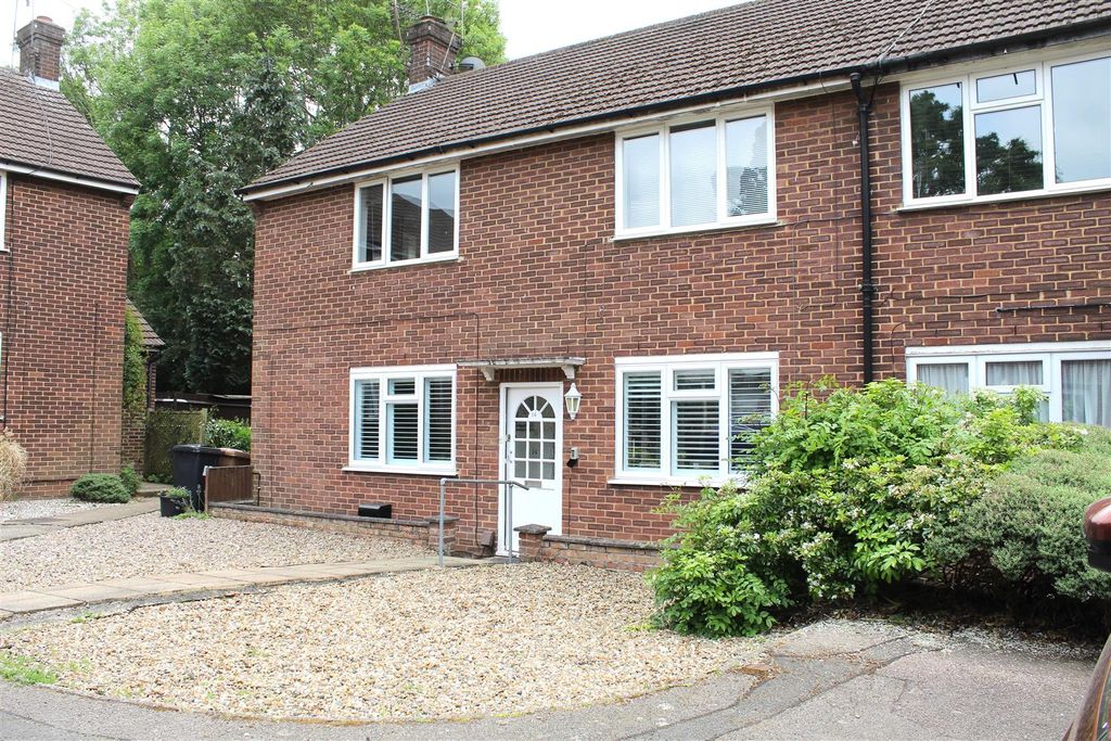 2 bed maisonette for saleNorman Court, Potters Bar EN6